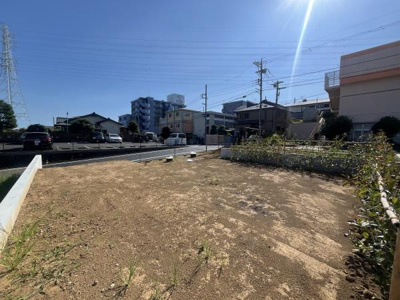 陽当たりの良い現地土地写真です。開放感のあるゆとりある敷地が魅力です。前面道路も広く周辺環境も整っています。用途に合わせて検討しやすい区画です。