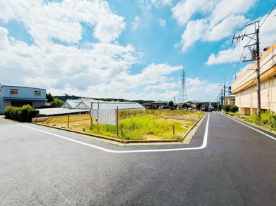 広々とした前面道路が印象的な現地写真です。周辺には開けた景色が広がり採光も良好です。現地の雰囲気をしっかりと感じられます。