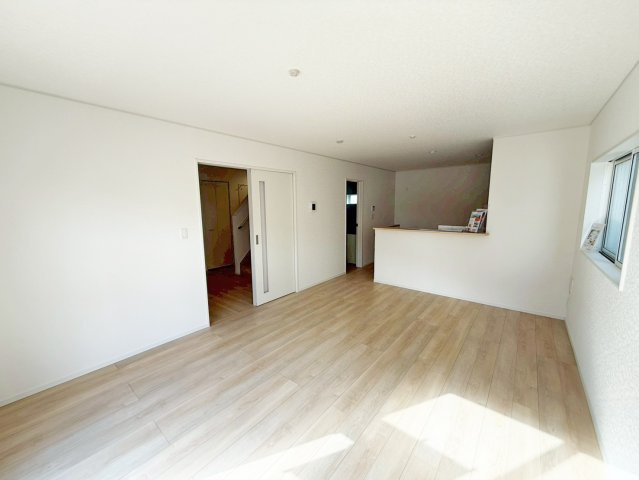 広々リビングは、ソファーやテーブルを置いてもくつろぎの空間が保てる使いやすい設計になっています