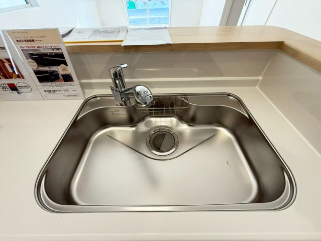 シンプルで明るいキッチンの水栓カランはカートリッジ式浄水器機能が内蔵型です