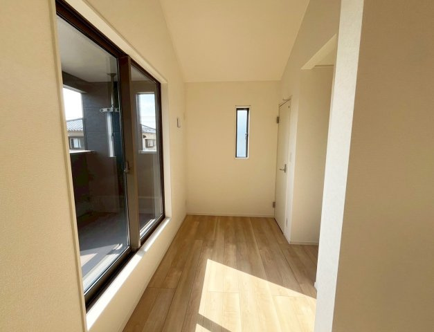 二採光の洋室。バルコニーに出られる大きな窓が特徴で日差しがたっぷり差し込みます。