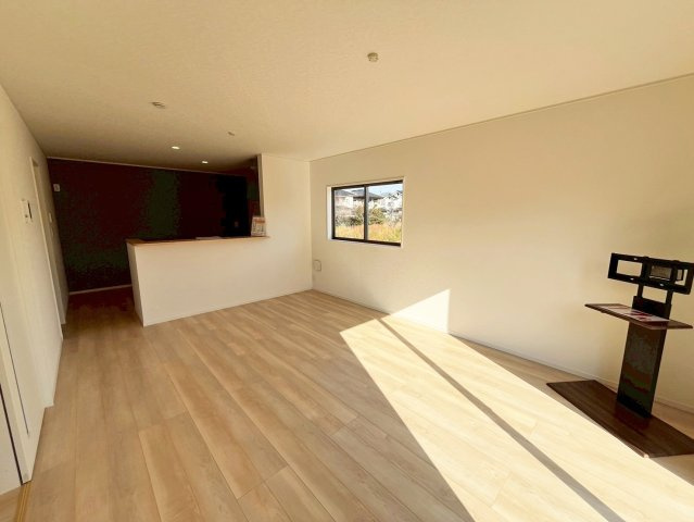 リビングへつながるドアを開くとすぐに開放的なリビングがございます