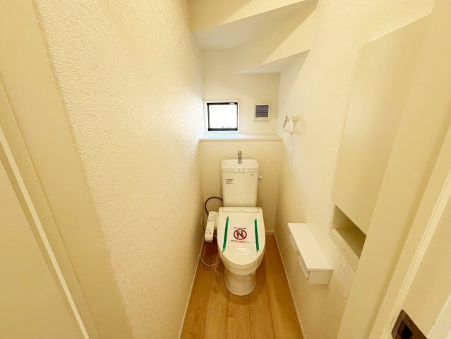 シンプルで使いやすい暖房・温水シャワー洗浄機能付きトイレは標準装備です！