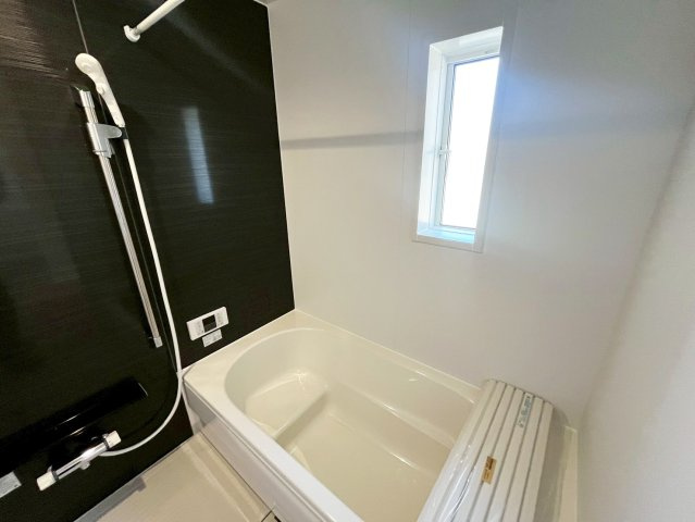 落ち着いた色合いの壁面が特徴の浴室。ゆっくり寛ぐ事の出来る空間です