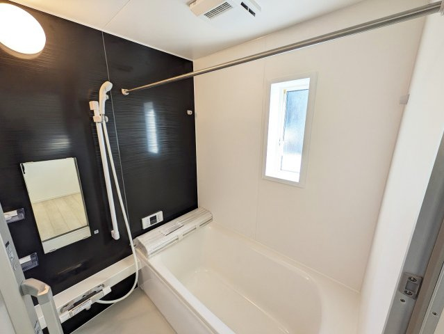 お風呂場は毎日の疲れを取る癒しの空間。リラックスできるようゆったりとした大き目の浴槽です