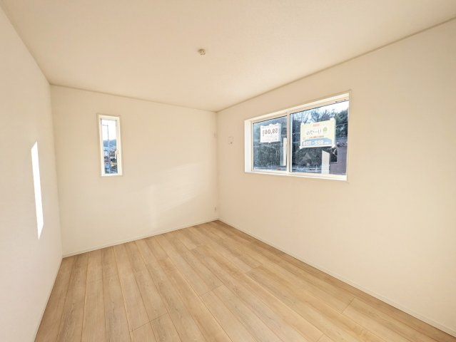 シンプルな洋室は、様々なインテリアに合わせやすいのが魅力です　