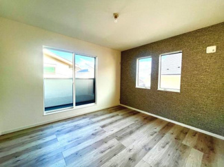 2面採光で明るい洋室です。ナチュラルなフローリングが空間に落ち着きをもたらしています。アクセントクロスが印象的な室内です。開放感のあるレイアウトが魅力です。