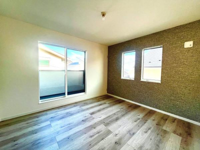 2面採光で明るい洋室です。ナチュラルなフローリングが空間に落ち着きをもたらしています。アクセントクロスが印象的な室内です。開放感のあるレイアウトが魅力です。