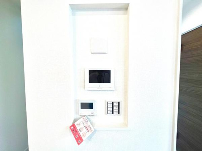 壁面に設置された各種コントロールパネルが整然と配置されています。インターホンやスイッチがひとまとめになっており使い勝手に配慮された設計です。見た目もすっきりとした印象です。