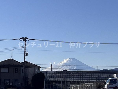 現地からは晴れた日には雄大な山並みが望めます。周辺の建物とも調和した景色が広がっています。空が広く開放感のある眺望を楽しめます。天候によって異なる表情を見せるため季節の変化も感じられます。