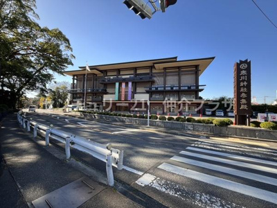 落ち着いた和風の外観が特徴的な建物です。道路沿いに面しておりアクセスのしやすさが魅力です。広々とした前面スペースが印象的です。周囲の緑も豊かでゆったりとした雰囲気を感じられます。