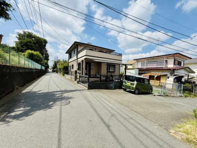 前面道路が広く車の出し入れもスムーズに行えます。周囲には緑が多く落ち着いた雰囲気が広がっています。道路沿いには歩道もしっかり整備されており安全面にも配慮されています。