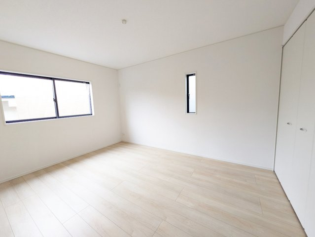 シンプルな洋室は、様々なインテリアに合わせやすいのが魅力です　