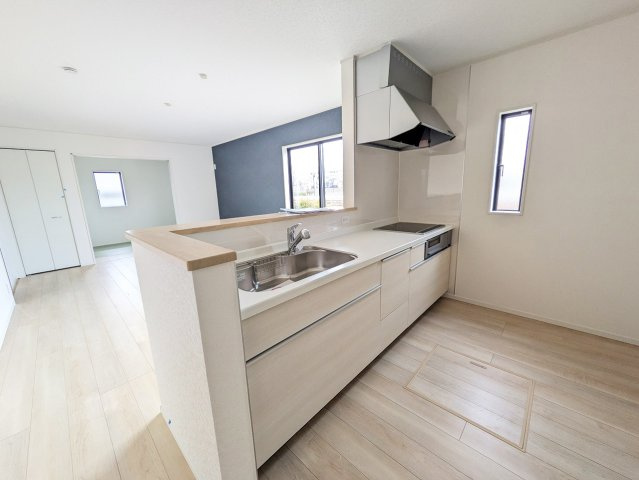 対面キッチンなので、調理や洗い物をしながらリビングダイニングを見渡せます。