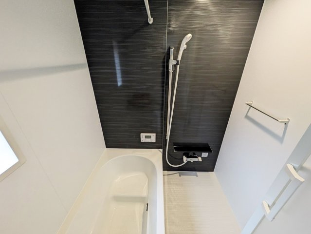 落ち着いた色合いの壁面が特徴の浴室。ゆっくり寛ぐ事の出来る空間です