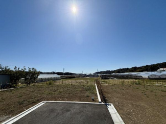 広々とした敷地が広がり開放感のある眺望が魅力です。遠くまで見渡せる景色が広がっています。太陽光の光をたっぷり感じられる立地です。周囲に遮るものが少なく空が一層広く感じられます。