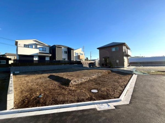 広々とした敷地で開放感のある空間が特徴です。日当たりも良好で生活のしやすい環境が整っています。周辺は緑が多く落ち着いた雰囲気が魅力です。建築の自由度が高く理想の住まいづくりが可能です。