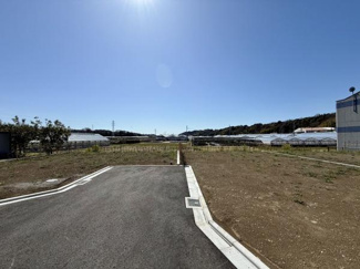 広々とした現地土地写真です。周囲は自然が豊かで開放感のある眺望が楽しめます。日当たりも良好ですので様々な用途にご検討いただけます。道路からのアクセスも便利な立地です。