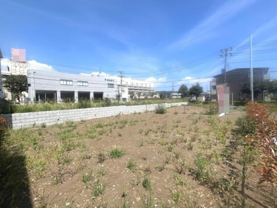 日当たりの良さが魅力の現地土地写真です。開放感のある環境が広がり建築の自由度が高い印象です。広々とした敷地が印象的で様々な使い方が可能です。周囲には生活利便施設も見受けられます。