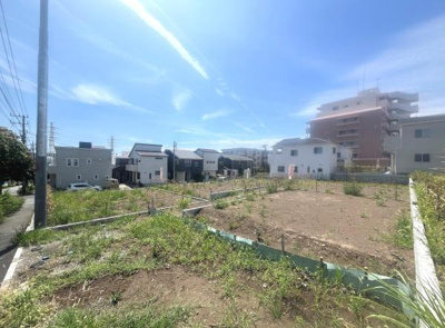 明るい日差しが差し込む広々とした土地です。周辺には住宅が建ち並び落ち着いた雰囲気が魅力です。道路に面しておりアクセスもしやすい現地土地となっています。分譲地の一画としてお好みの設計が可能です。