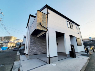 すっきりとした外観が特徴の建物です。前面道路が広めに取られており車の出し入れもスムーズです。角地に位置しているため開放感があります。現地で周辺環境もご確認いただけます。