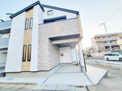 前面道路はしっかりとした幅員があり車の出し入れもスムーズに行えます。住宅街なので落ち着いた雰囲気が漂っています。建物も新しさを感じるデザインで周辺との調和が取れています。