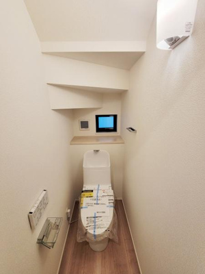 明るい光が差し込む洋室です。シンプルな内装で様々なインテリアとも調和しやすい空間です。ナチュラルなフローリングが室内を広く感じさせます。清潔感のある白い壁が印象的です。窓からの採光も魅力的です。