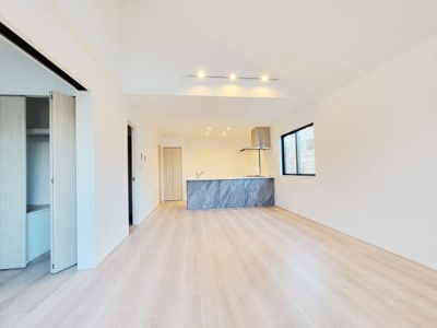 リビングは広々とした空間で開放感があります。大きな窓から自然光が差し込み室内が明るくなっています。フローリングも清潔感があり落ち着いた雰囲気です。