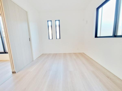 明るい日差しが差し込む洋室です。二面に窓があり室内がしっかりと換気できます。ナチュラルなフローリングが空間をすっきりと見せます。シンプルなつくりなのでさまざまなインテリアが楽しめます。