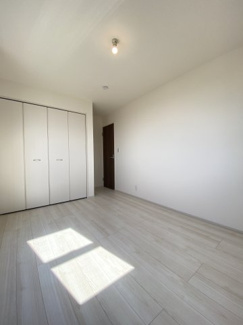 バルコニーに面した3階洋室約6.5帖。あたたかな日差しが差し込みます。たっぷりの収納もございます。