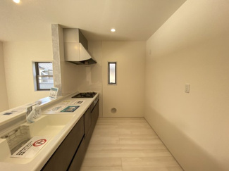 ～人気のカウンターキッチン～
対面式キッチンを採用し、リビングが見渡せる振るスライド・収納力もたっぷりのキッチンです。キッチンからリビングが見渡せるので、小さなお子様の様子を見ながら料理もできます♪