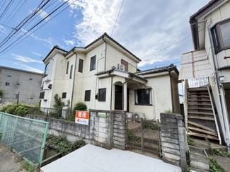 閑静な住宅街に位置する、日当たりの良い建物です。
広々7DKで複数の洋室をご用意しているため、家族それぞれのプライバシーを保てます。
周囲には緑が多く、自然を感じられる住環境が魅力です。
