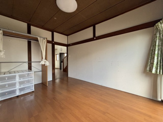 1階6.0帖の洋室です。シンプルな内装で様々なインテリアに調和しやすい空間です。
