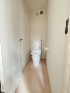 階段横のトイレ部分です。