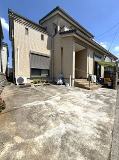 車を出し入れしやすいカースペース。
十分な広さがあるので、忙しい朝の時間でもスムーズに出庫が叶います♪