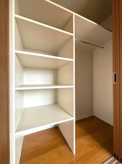 ２階洋室備え付けのクローゼットです。
衣類や荷物もたっぷり収納可能♪