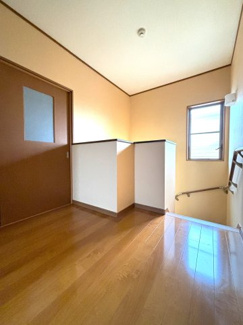 小窓から温かみのある日差しが差し込む、2階の階段踊り場部分です。
階段には手すりが付いております。