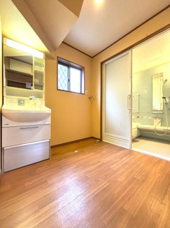 清潔感のある、シンプルな洗面台スペース。収納スペースも充実しており、天窓からの光が洗面所全体を明るく演出しています。