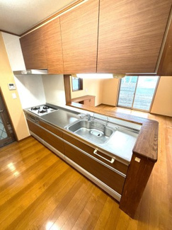 小さなお子様がいても安心！LDKを見渡せる対面キッチン。リビングの家族との会話も楽しむことができる、家族の絆が深まる住まいです。ゴミ出しに便利な勝手口付き♪