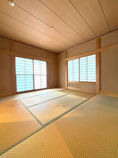 複数の窓から光が差し込み、ゆったりくつろげる快適な和室です。
のんびりと穏やかな時間が過ごせそう♪