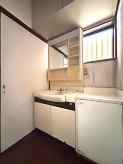 洗顔からお化粧まで!忙しい朝の準備にぴったりな洗面化粧台付きです。
窓付きにつき換気も楽に可能です。