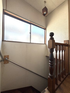 2階へ上がる階段は明るい光が注ぎ込みます。