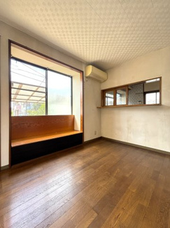 リビングには備え付けのベンチがございます！ほっと一息つく場所としてもご活用できそうですね。