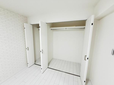 扉が大きく開く収納スペースで荷物の出し入れがしやすい仕様です。シンプルなデザインで室内にすっきりと馴染みます。床から天井まで高さがあり多彩な収納に対応可能です。