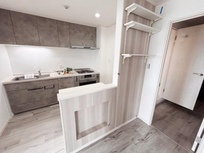 壁面収納棚が備え付けられており整理整頓がしやすい空間です。キッチン横にも収納がありますので日常使いに便利です。室内のデザインも統一感があります。棚の位置やスペースも有効活用できます。