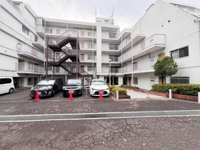 敷地内に駐車スペースが確保されており車をお持ちの方にも便利です。建物は白を基調としており清潔感が感じられます。共用部分はしっかりと整備されており住みやすい印象です。