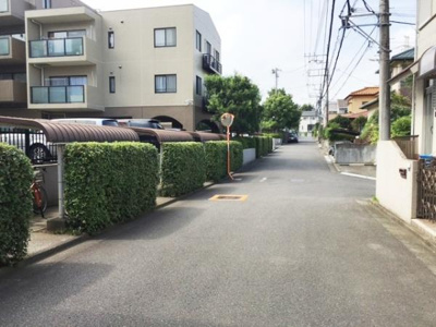 落ち着いた雰囲気の住宅街で広めの道路があり車の出入りもスムーズです。植え込みが整備されており周囲も清潔感があります。周辺には電柱や電線も整然と設置されており街並みに統一感があります。