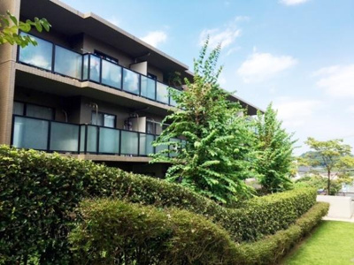 緑豊かな植栽に囲まれた外観が魅力です。バルコニーは広めでガラス手すりが採用されています。建物全体が落ち着いた雰囲気となっています。周囲は開放感があり陽当たりも良好です。