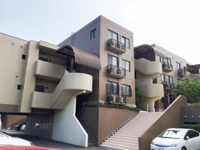 落ち着いた外観デザインが魅力的です。階段部分もゆとりがあり移動がしやすい造りです。植栽がアクセントとなり建物全体がすっきりとした印象です。建物周辺も整頓されており清潔感があります。