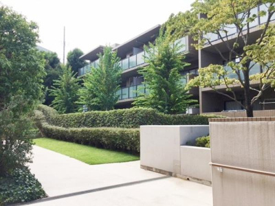 緑豊かな木々に囲まれた落ち着いた雰囲気のマンション外観です。整えられたアプローチが特徴的で日差しもよく入ります。清潔感のある共用スペースが印象的です。ゆったりとした敷地に建つ開放感のある建物です。